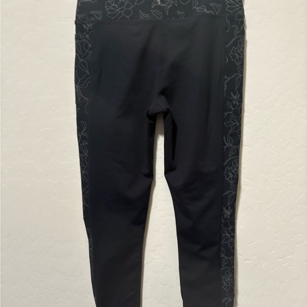 Skechers Charcoal Gray Activewear leggings
Has pocket for your cell phone.